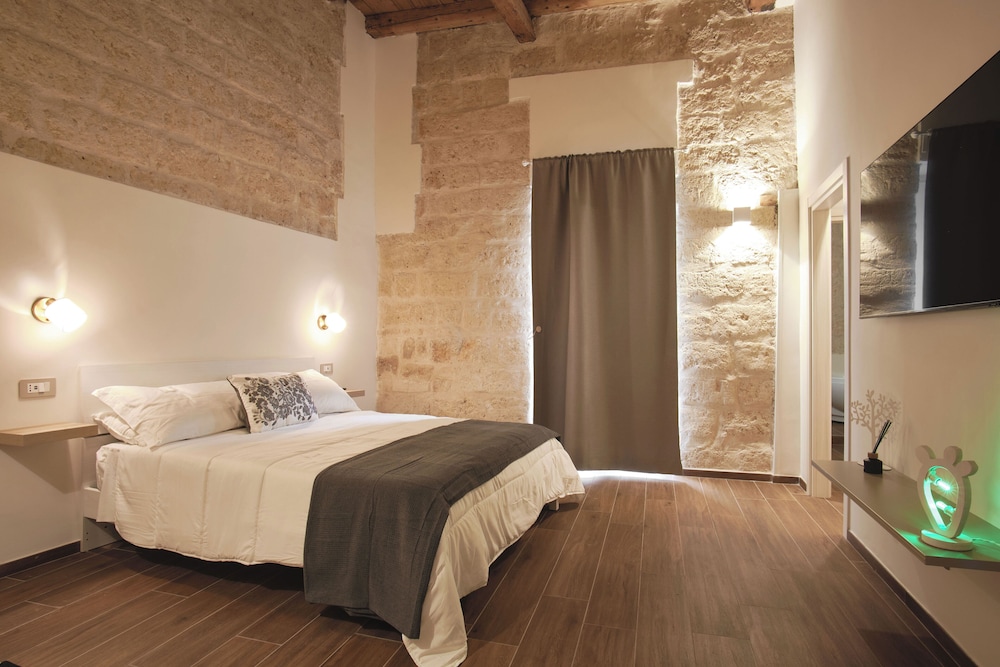 Deluxe Room, 1 King Bed, Private Bathroom, Courtyard View photo 1