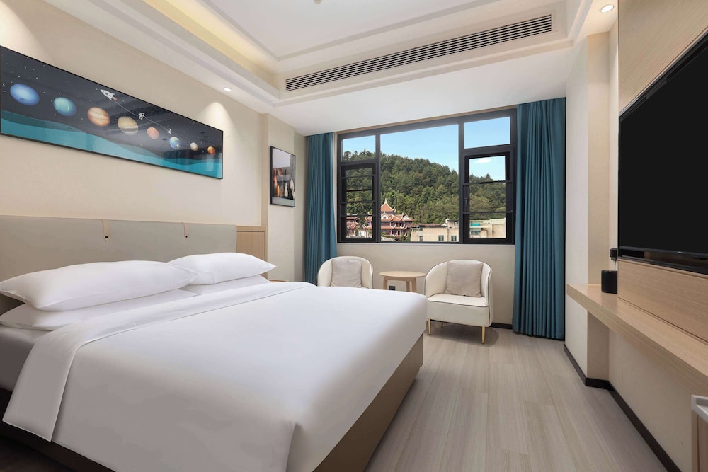Deluxe Room, 1 King Bed, Non Smoking photo 2