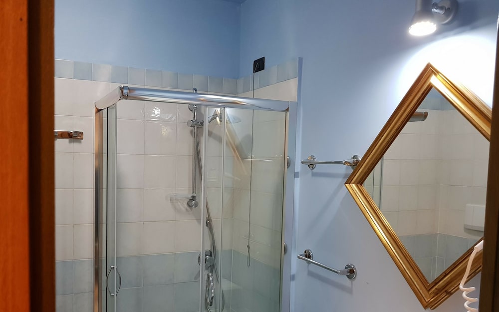 Standard Double or Twin Room - Photo 8