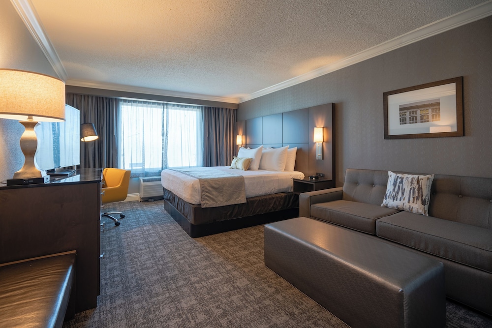 Suite, 1 King Bed, Non Smoking, Balcony (Separate Living Room;with Sofabed) photo 3