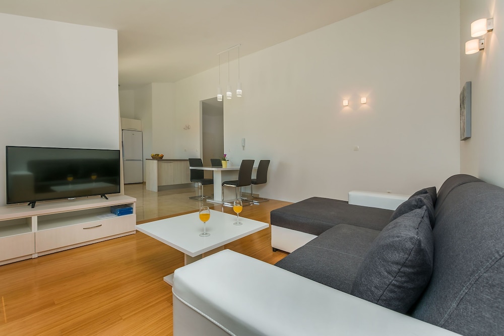 Apartment (A6)