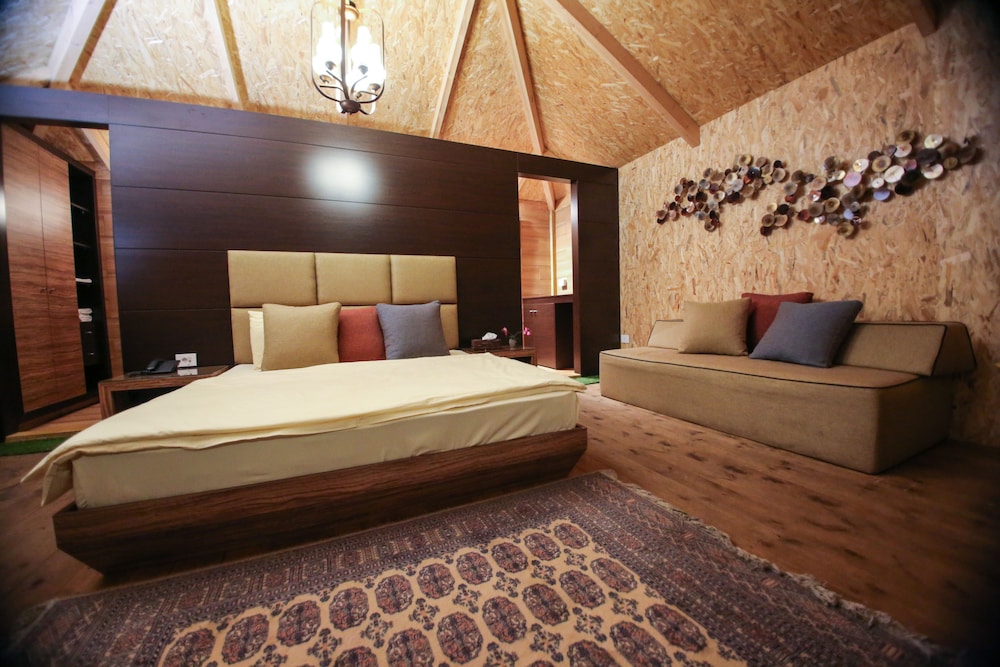 Cottage Bungalow, 1 King Bed, Smoking, Pool View photo 2