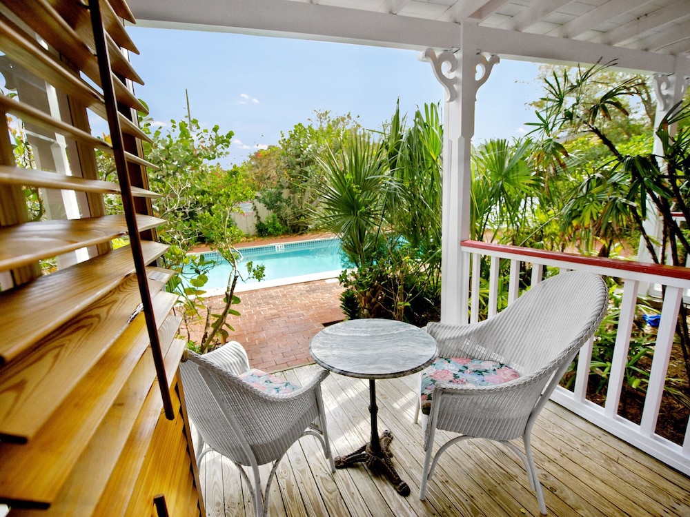 Room (Poolside Cabana) photo 3
