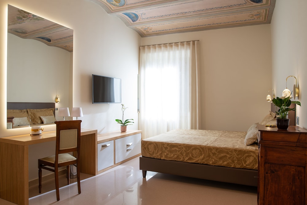 Deluxe Double or Twin Room (203)