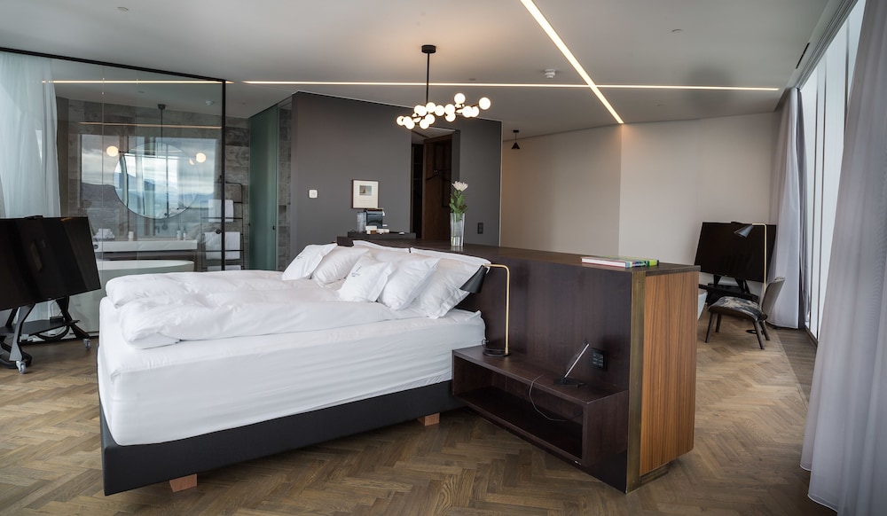 Panoramic Corner Suite photo 2