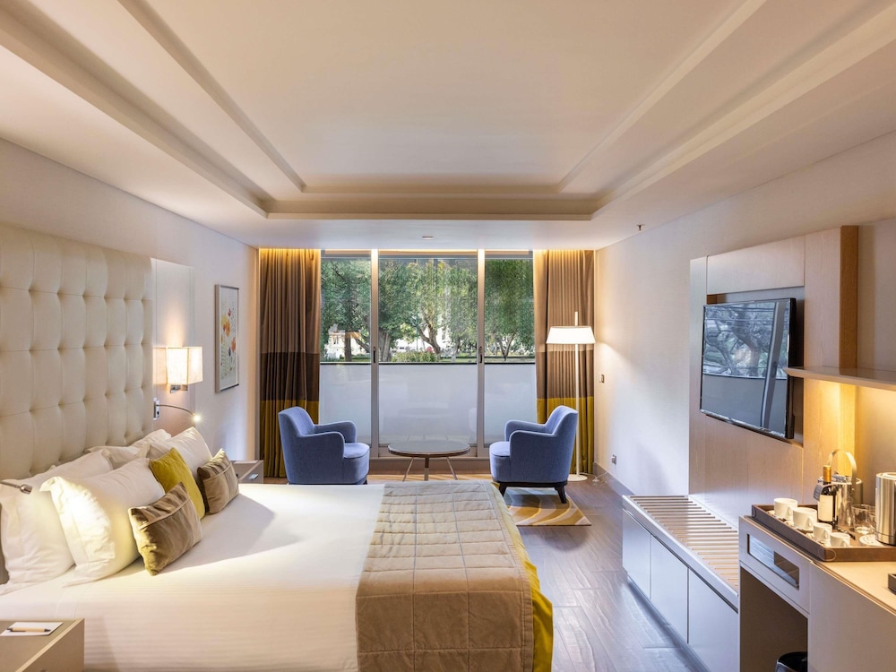 Deluxe Suite, 1 Double Bed, Accessible, Park View