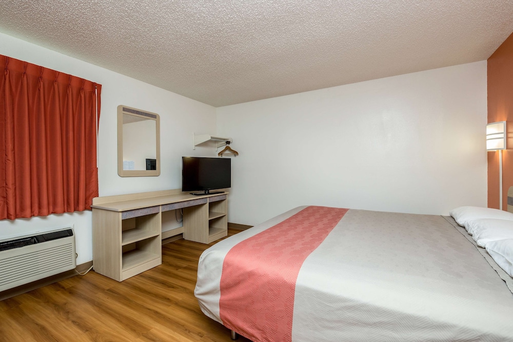 Standard Suite, 1 King Bed, Smoking photo 3