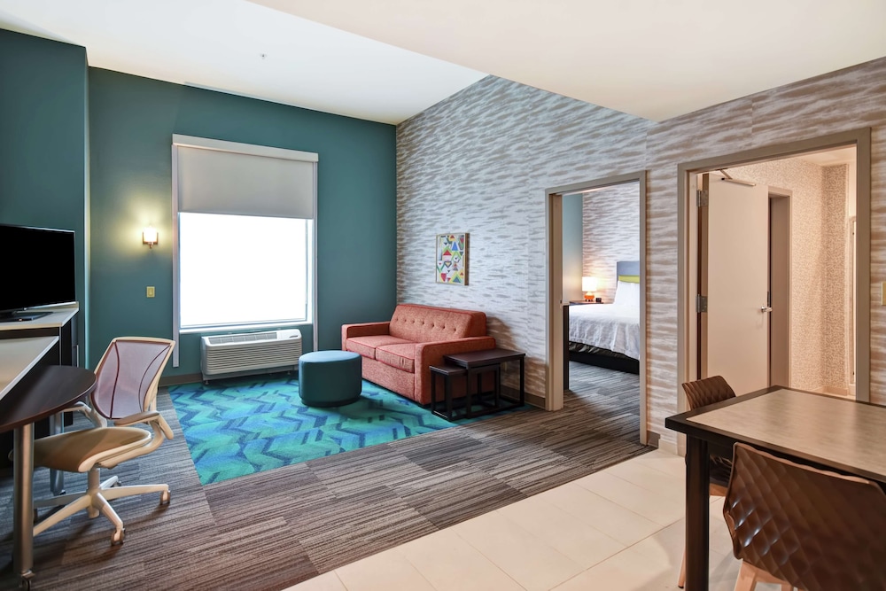 Suite, 1 King Bed, Accessible, Bathtub - Photo 2
