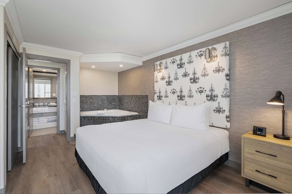 Grand Suite, 1 King Bed with Sofa bed, Kitchen (Jacuzzi) - Photo 1