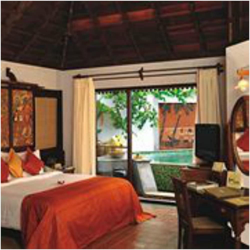 Deluxe Room, 1 King Bed (Heritage Lake View Villa with Private) photo 2