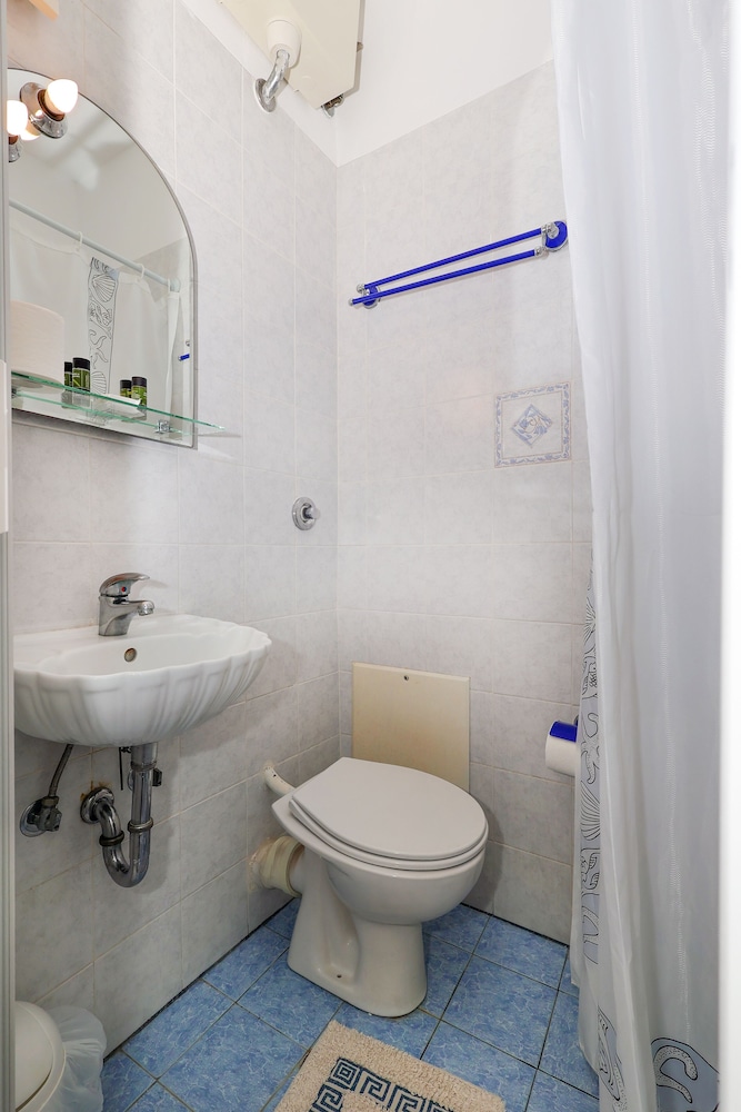 Basic Quadruple Room photo 2