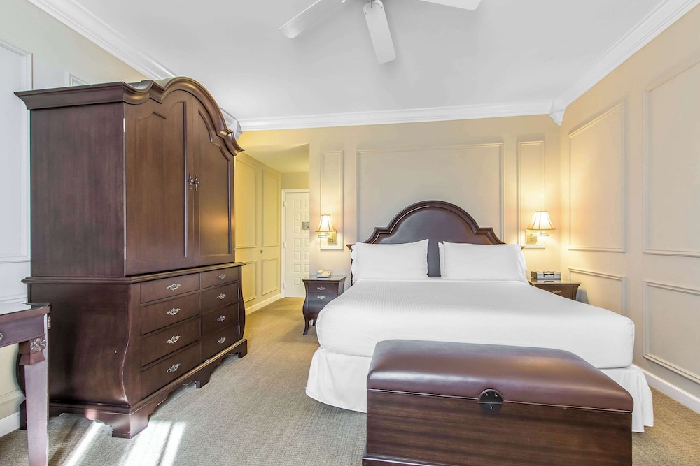 Standard Room, 1 King Bed, Non Smoking - Photo 2