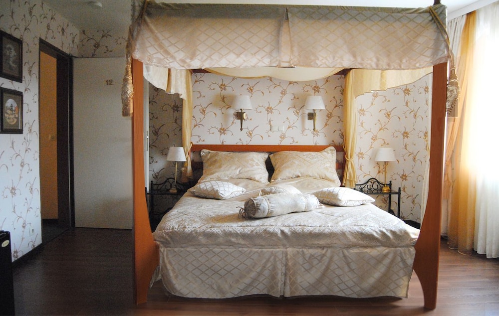 Romantic Double Room, Ensuite, City View