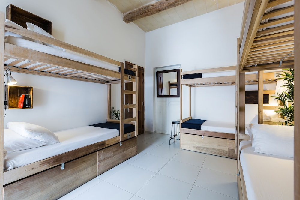 Bed in 6 Beds Superior Dormitory, Ensuite photo 2