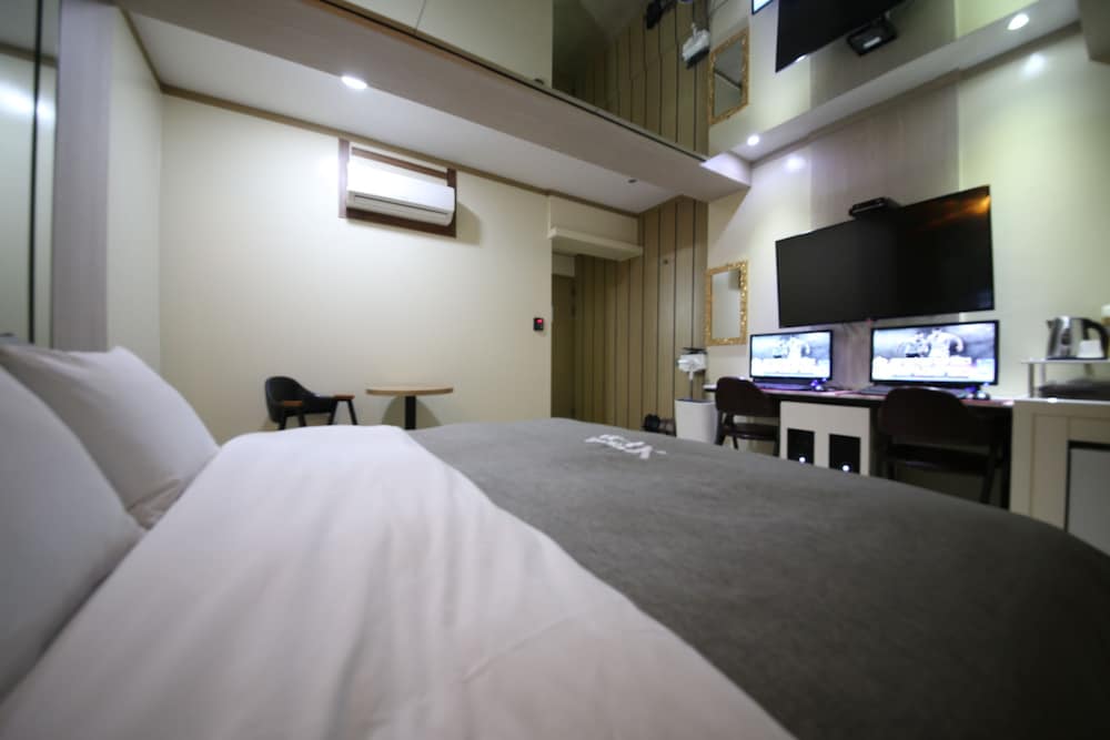 Room (Mirror / Breakfast for 2)