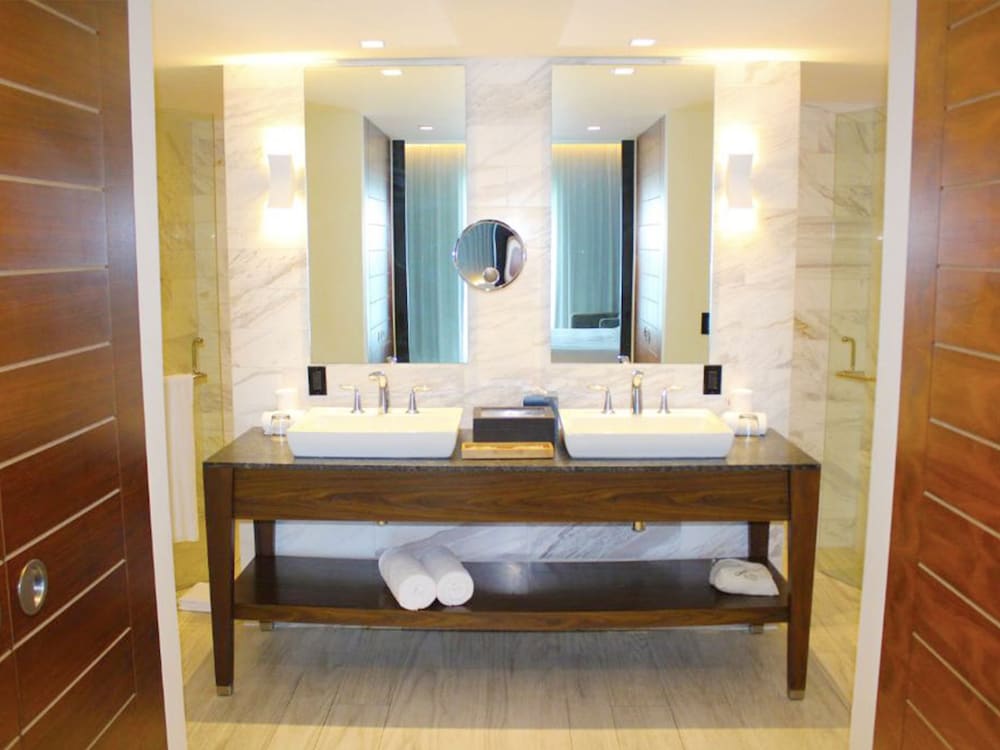 ENCLAVE OCEAN FRONT MASTER SUITE - KING BED