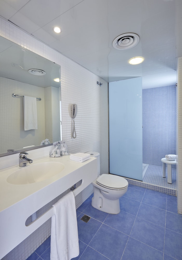 Standard Triple Room, City View - Photo 15