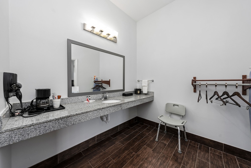 Room, 1 King Bed, Accessible, Non Smoking (Mobility, Bathtub w/Grab Bars) - Photo 6