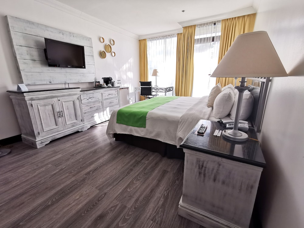 Premium Room, 1 King Bed, Non Smoking - Photo 4