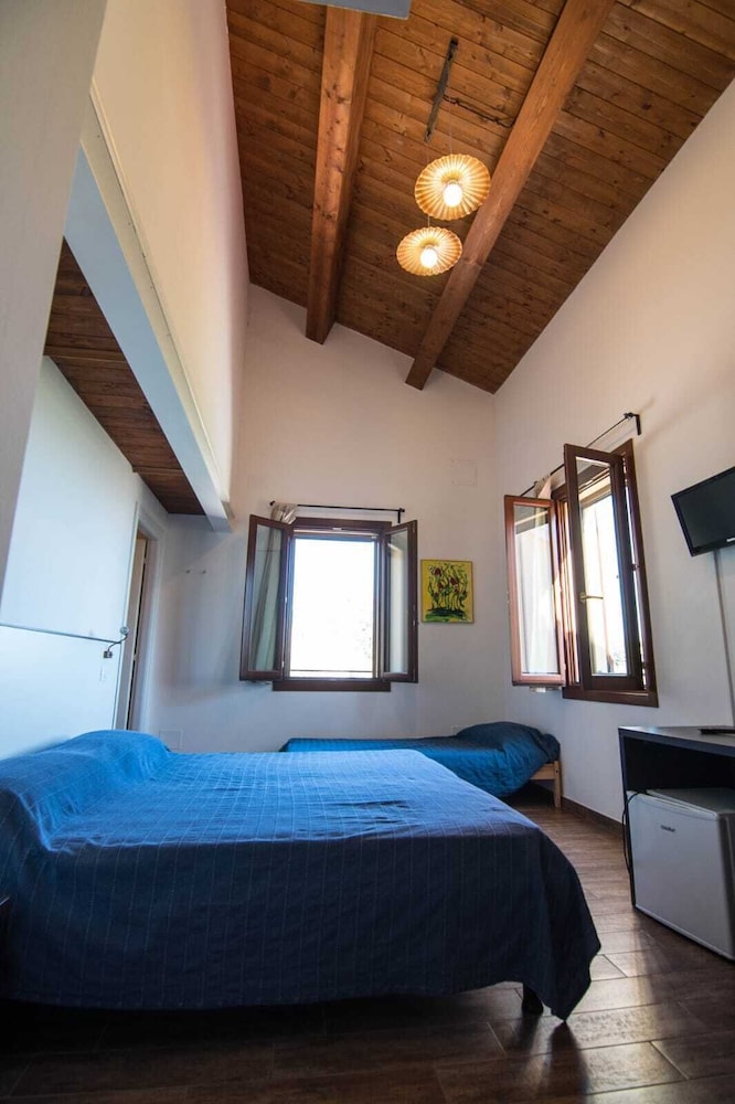 Classic Triple Room, Hill View photo 1