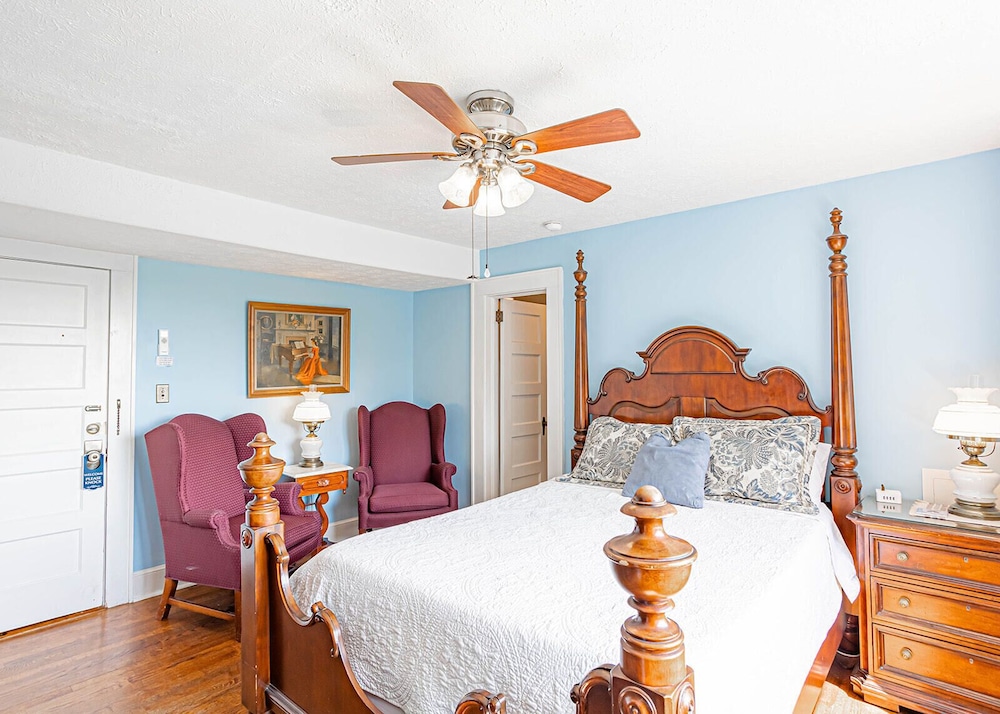 204) Blue Ridge Room