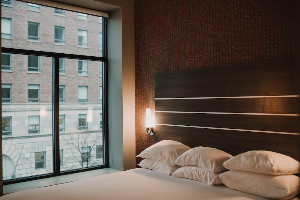 Standard Room, 1 King Bed, Non Smoking (Faces Street)
