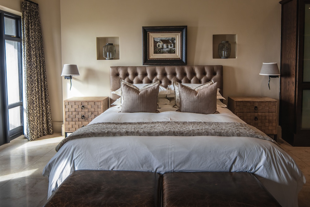 Premium Studio Suite, 1 King Bed, Mountain View photo 3