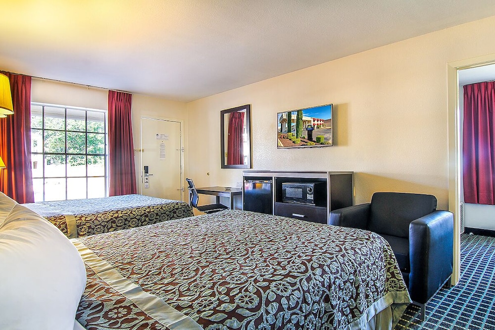 Standard Room, 2 Queen Beds - Photo 4