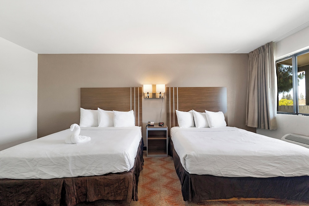 Standard Room, 2 Queen Beds, Non Smoking - Photo 2