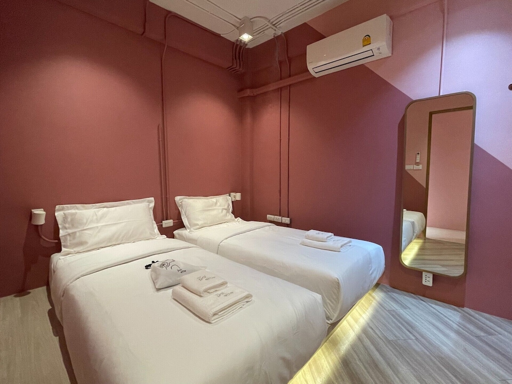 Twin Room, 2 Twin Beds, Non Smoking, Ensuite - No Window photo 2