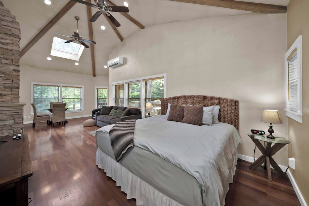 The Luxury Tree House, 1 King Bed, Jetted Tub (Pet Friendly) photo 2