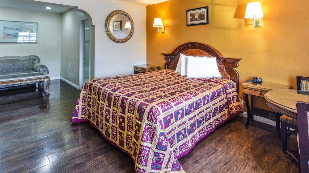 Standard Room, 1 King Bed, Non Smoking photo 1