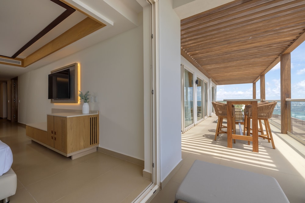 Luxury Sky Chairman Suite Two Bedroom Ocean Front Diamond Club - Photo 12