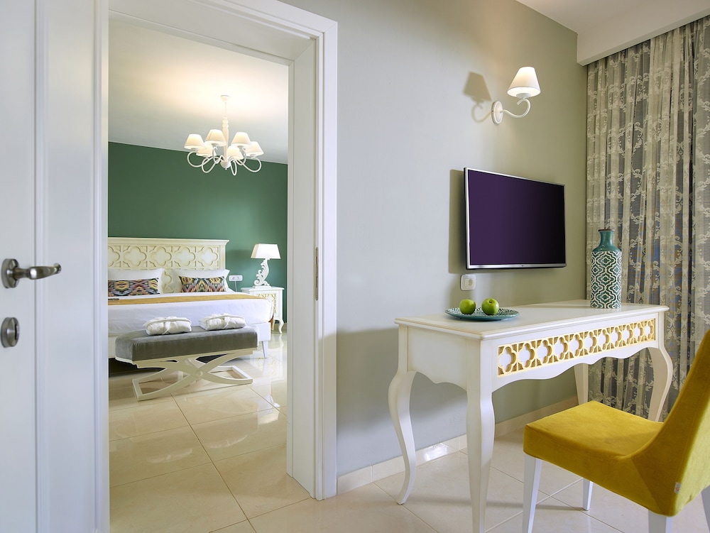 Deluxe Room, Garden View (Family, Sharing Pool)