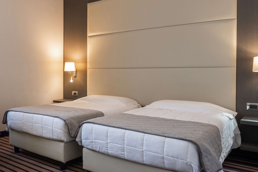 Single Room, 1 Queen Bed photo 3