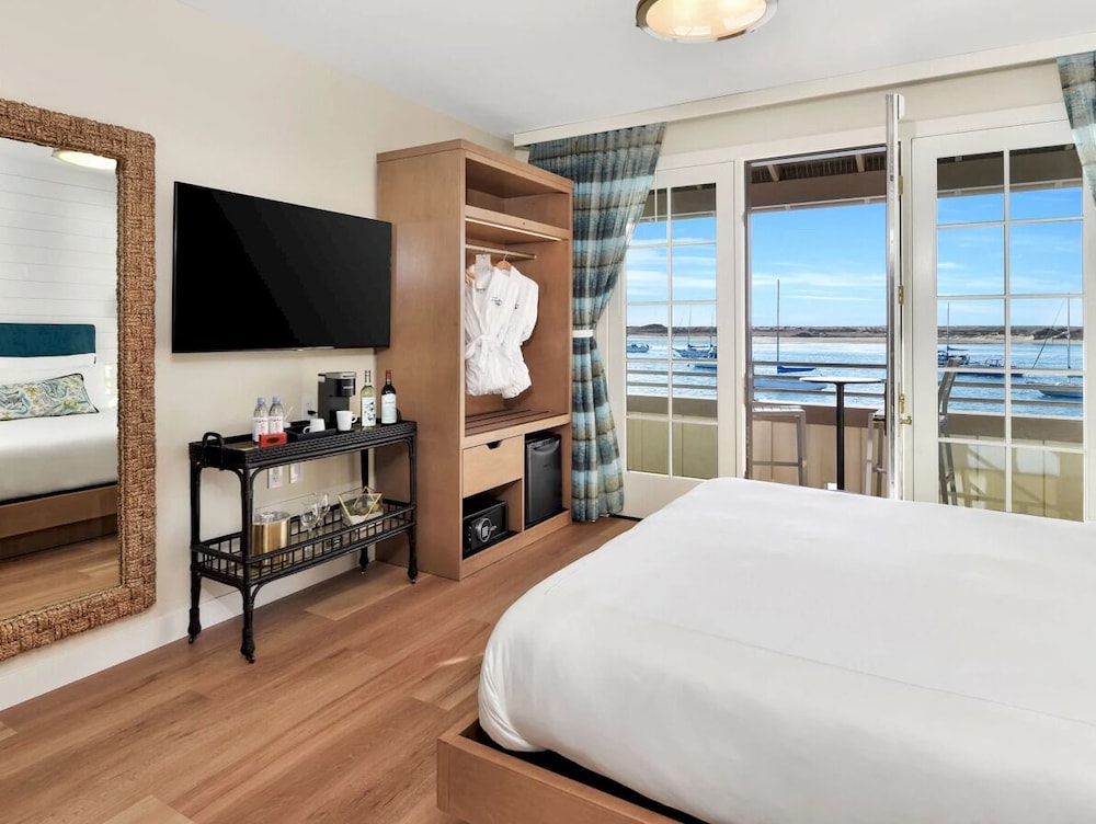 Panoramic Suite, Private Bathroom (CALIFORNIA KING - Bay View) photo 3