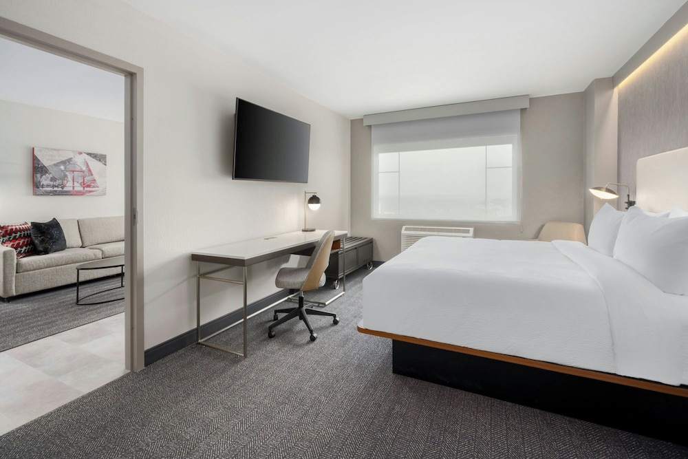 Suite, 1 Bedroom - Photo 2
