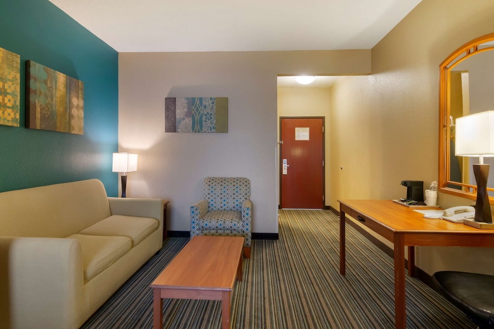 Suite, 1 King Bed, Non Smoking, Refrigerator & Microwave (Oversized Room;with Sofabed) - Photo 3