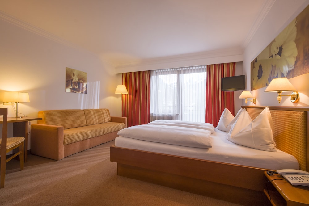 Standard Double Room, 1 Queen Bed, Balcony, South View photo 3