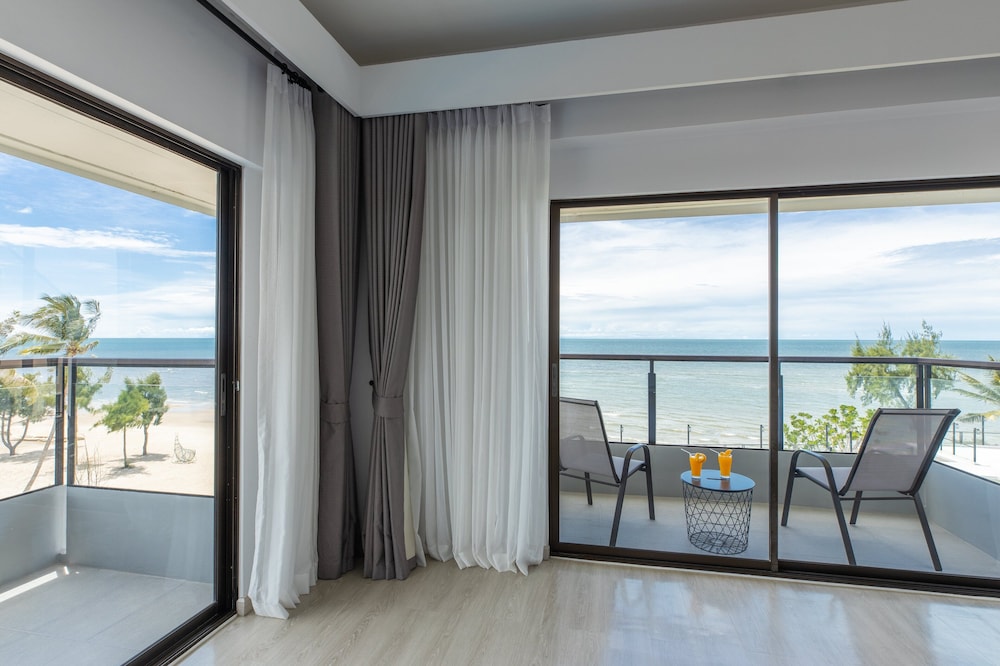 Suite, 1 King Bed (Ocean) - Photo 7