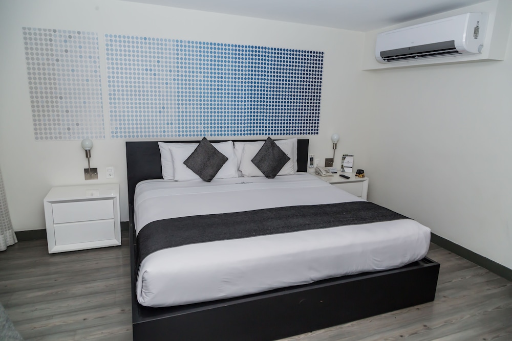 Basic Room, 1 King Bed - Photo 16