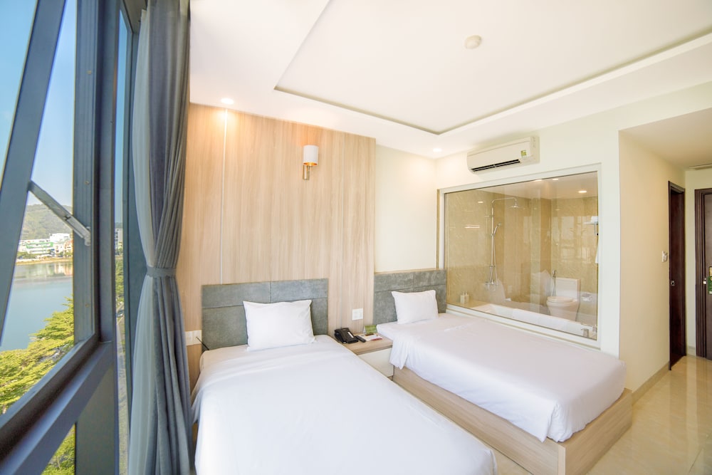 Deluxe Room, Lake View photo 2