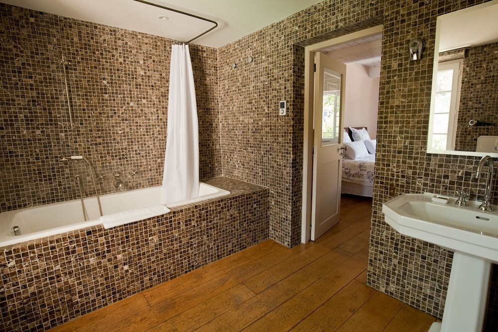 Suite (Oscar) photo 2