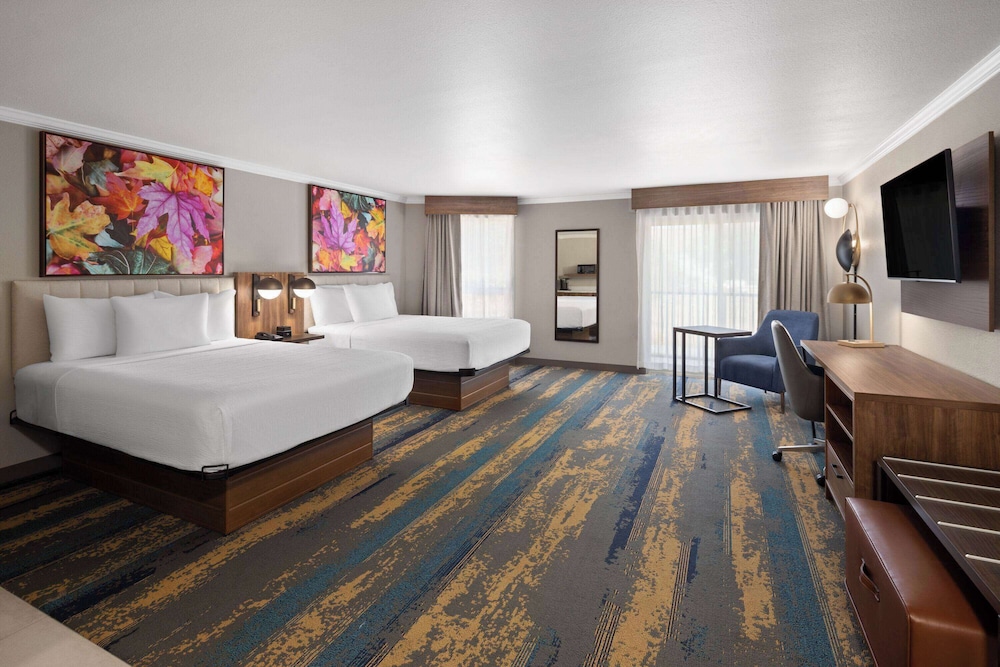 Suite, 2 Queen Beds, Non Smoking - Photo 2