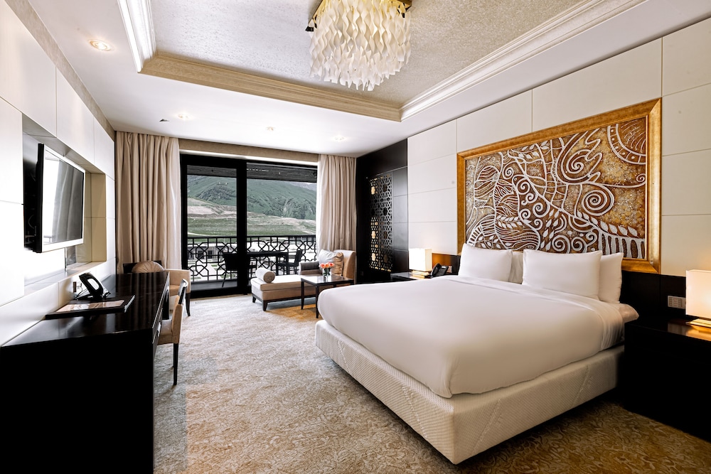 Deluxe Room, 1 King Bed (Plaza View) photo 2