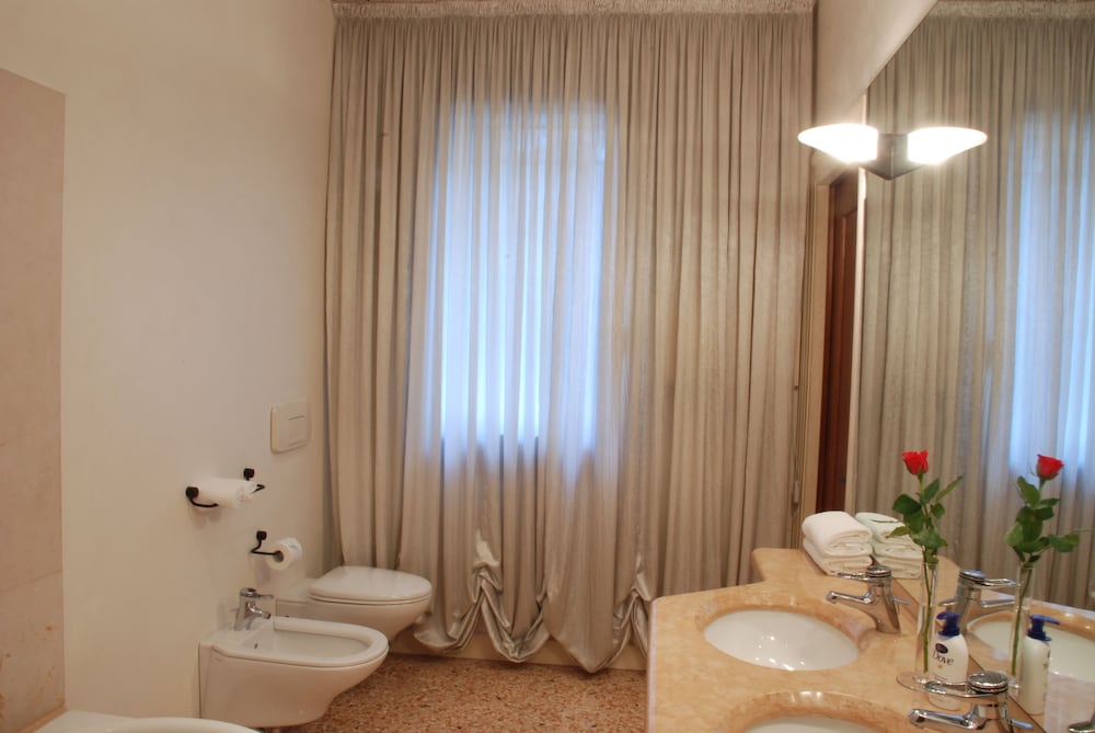 Comfort Double Room, 1 King Bed photo 3