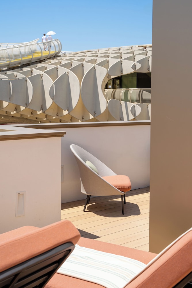 Suite - Photo 13