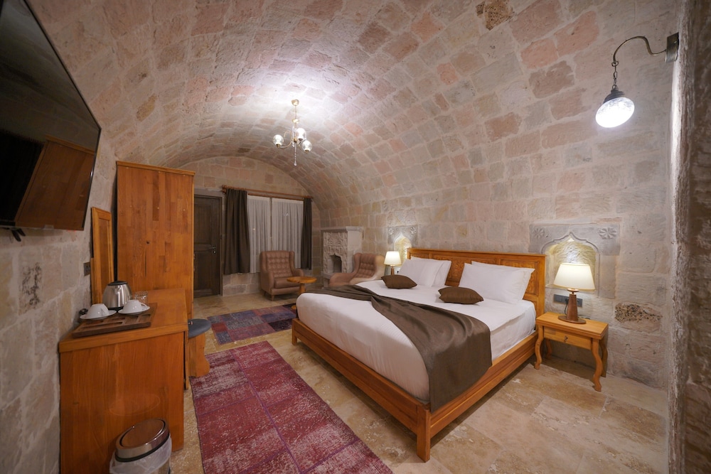 Deluxe Arch Room With Fireplace photo 3