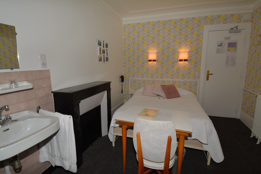Double room with washbasin (Shared Shower for a fee, Shared WC)