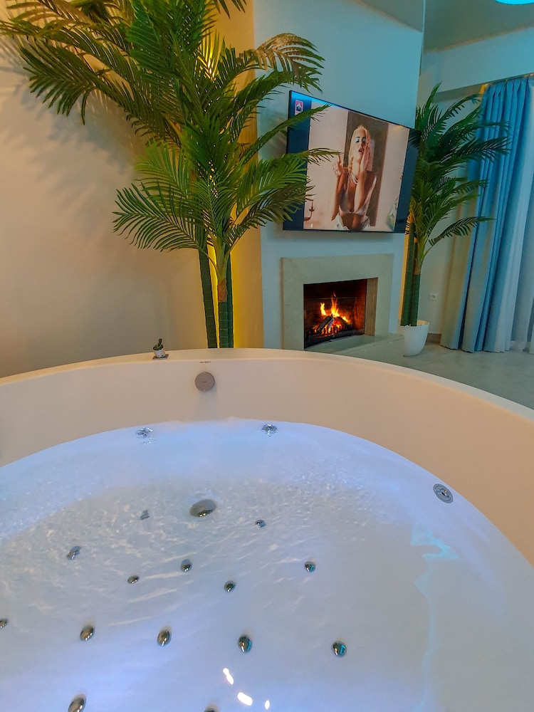 Etherial Suite with Mountain View, Fireplace & Indoor Jetted Tub photo 3